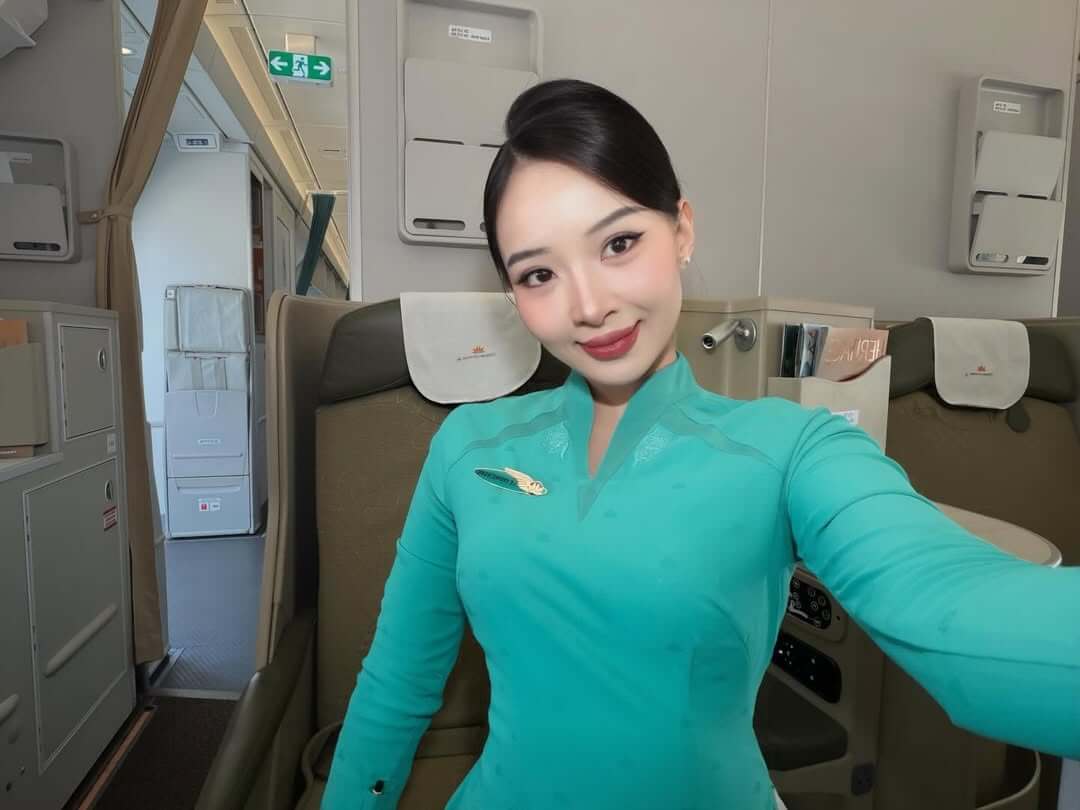 Tiếp viên hàng không thu hút ánh nhìn bởi nụ cười rạng rỡ và nét đẹp tự nhiên