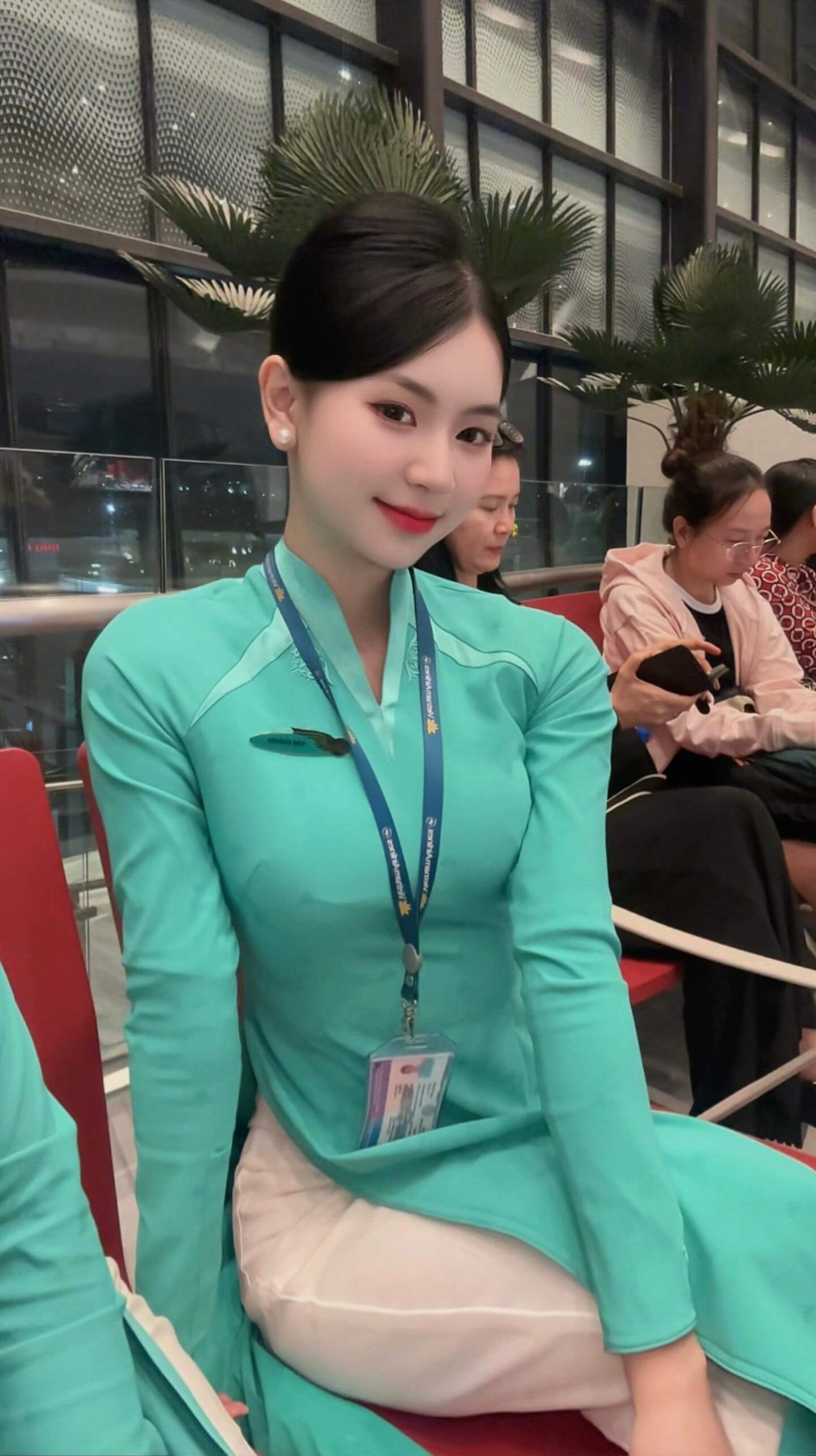 Tiếp viên Vietnam Airline xinh đẹp lôi cuốn người xem bởi vóc dáng siêu mẫu