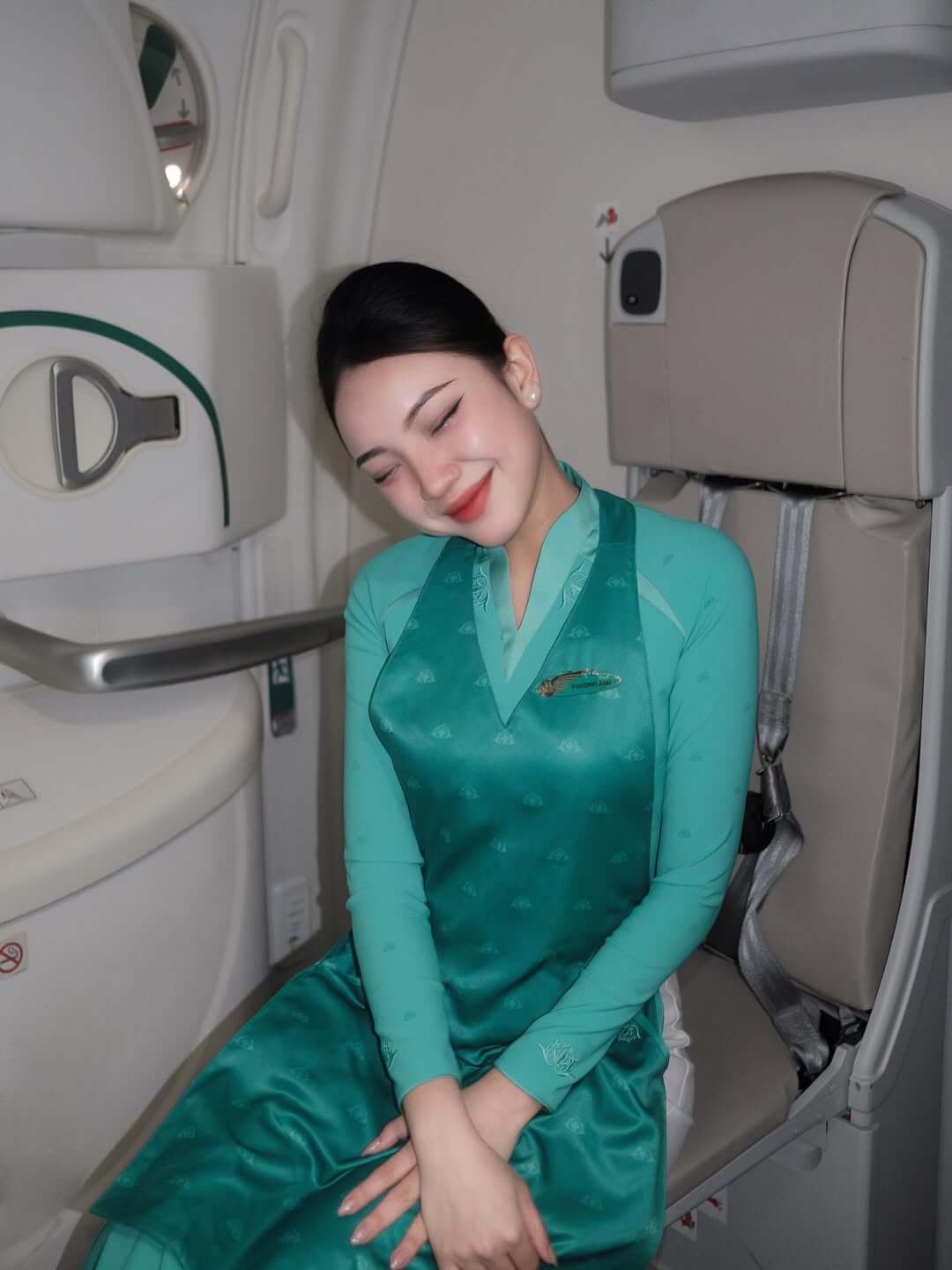 Tiếp viên VNA khoe vẻ đẹp gợi cảm và thần thái sang chảnh cực phẩm