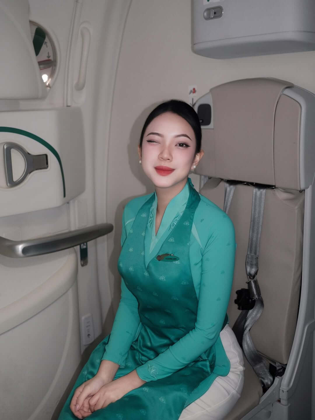 Sức quyến rũ khó cưỡng từ diện mạo xinh xắn của tiếp viên xinh đẹp