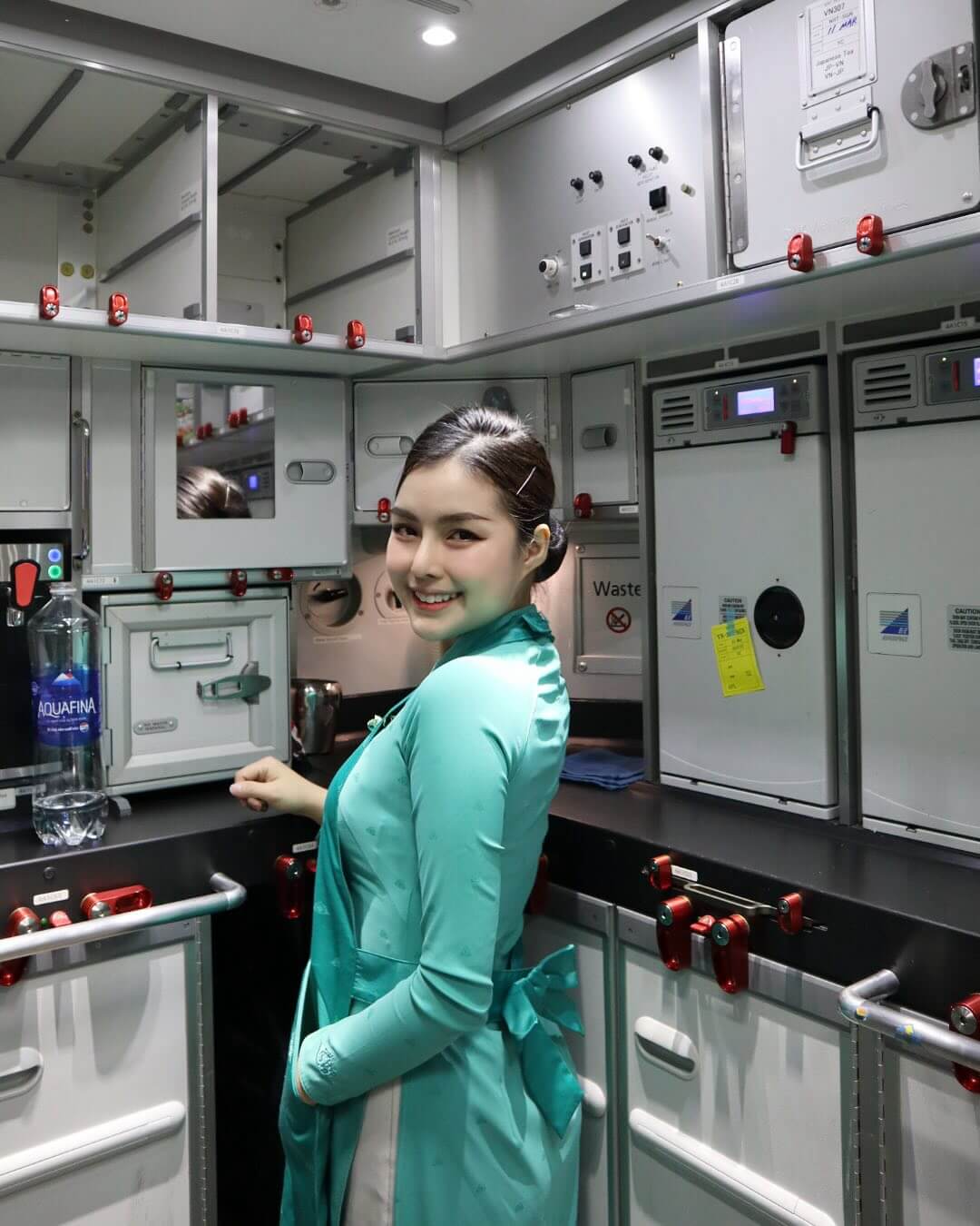 Tiếp viên Vietnam Airline xinh đẹp khoe vẻ đẹp gợi cảm và làn da trắng