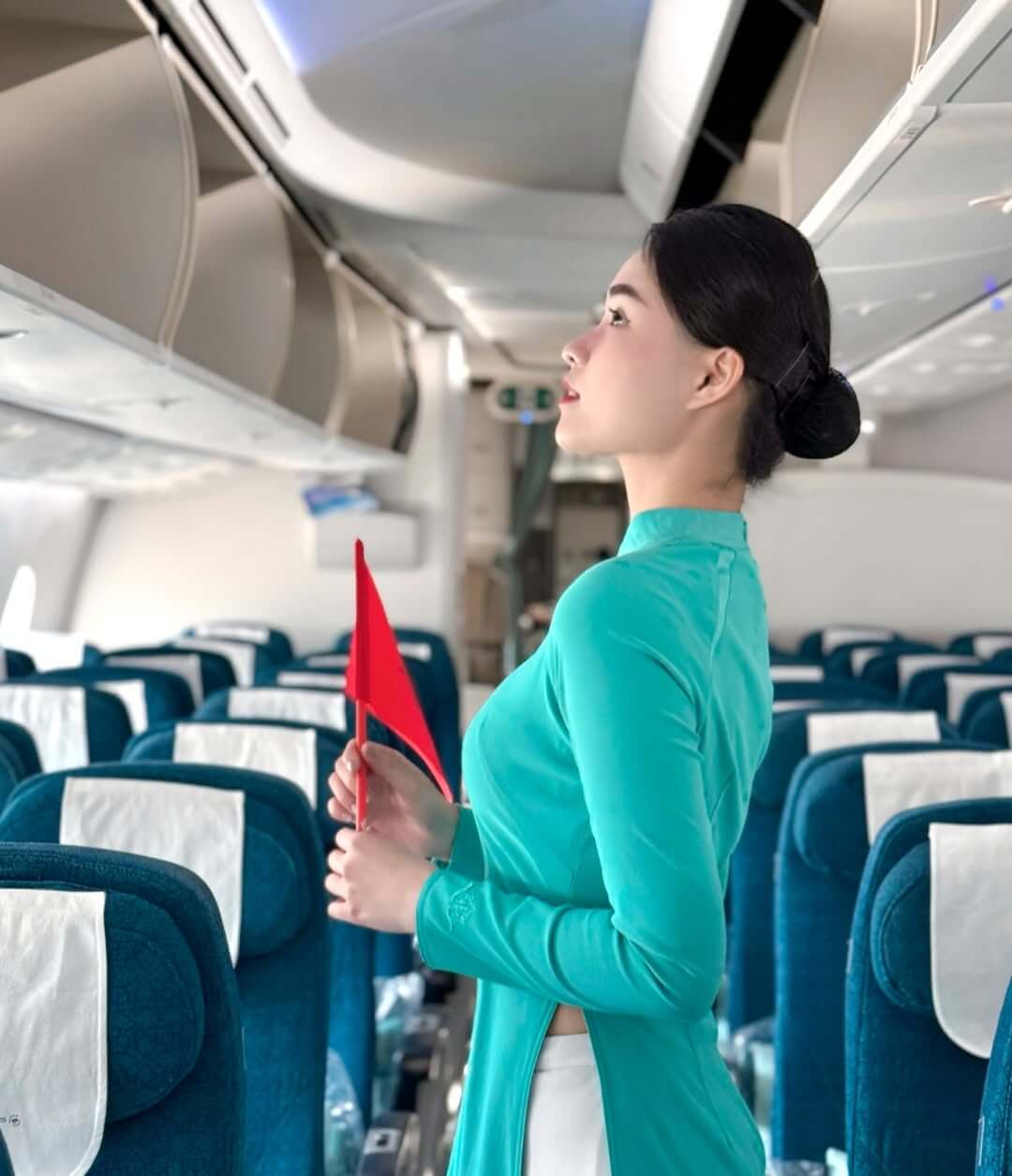 Tiếp viên hàng không quyến rũ hơn bao giờ hết với vóc dáng chuẩn hoa hậu