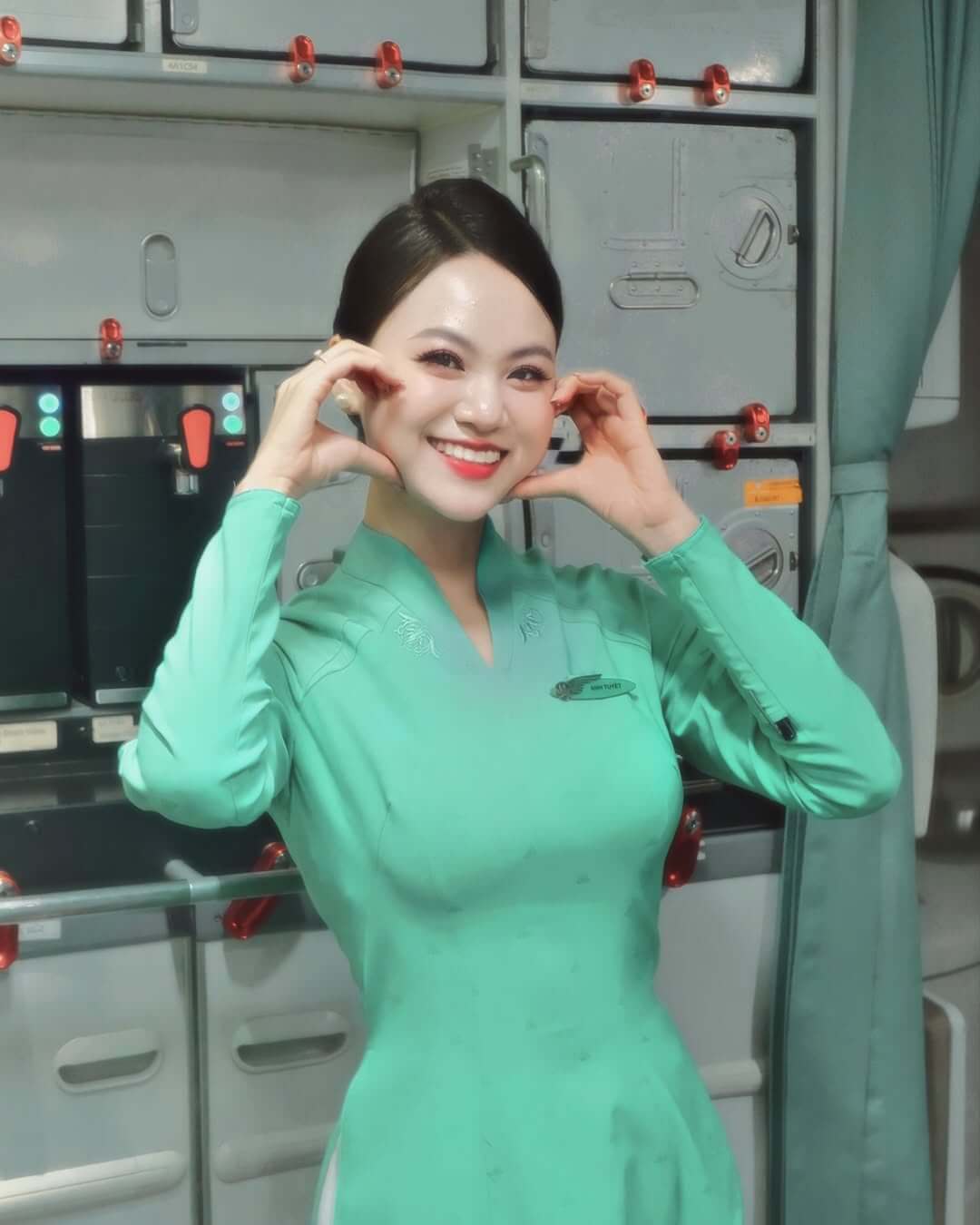 Tiếp viên Vietnam Airline xinh đẹp đầy lôi cuốn với vóc dáng săn chắc