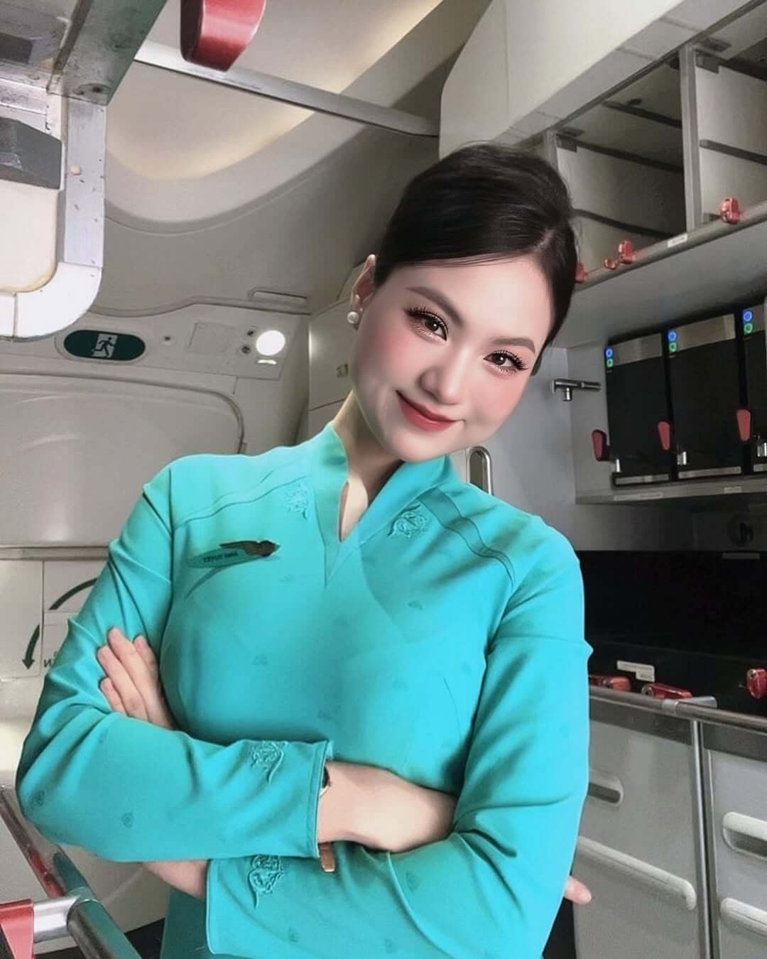 Tiếp viên hàng không khoe vẻ đẹp gợi cảm thu hút mọi ánh nhìn