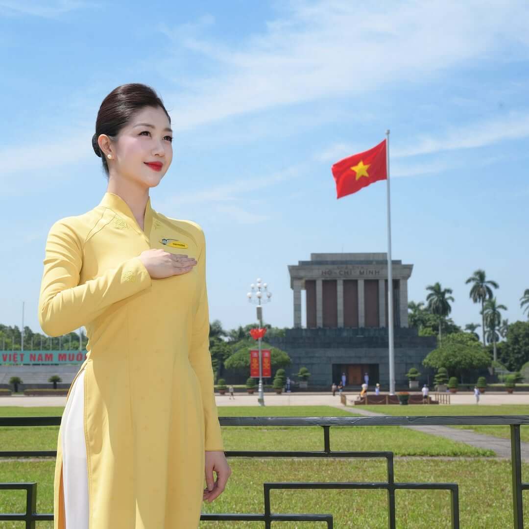 Nữ tiếp viên VNA khoe nhan sắc rạng rỡ và vóc dáng cực cháy bên hồ bơi