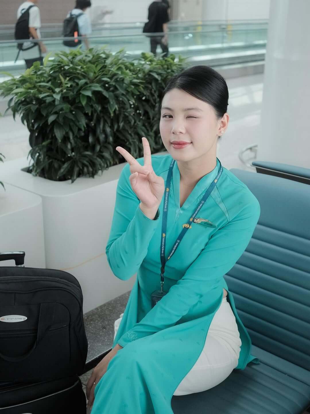 Tiếp viên xinh đẹp thu hút ánh nhìn bởi sự trẻ trung và quyến rũ