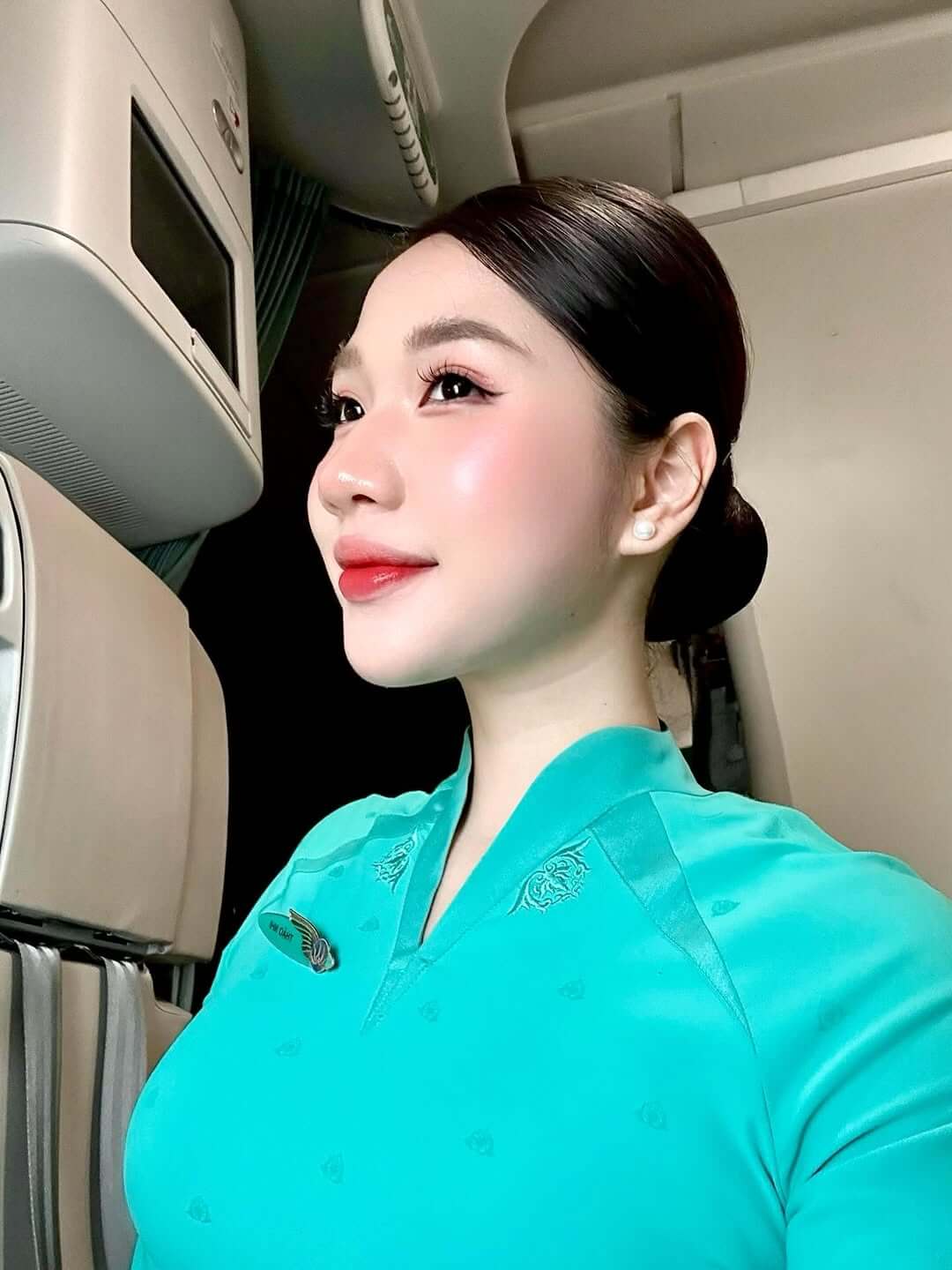 Tiếp viên hàng không khoe nụ cười rạng rỡ và thần thái nữ thần