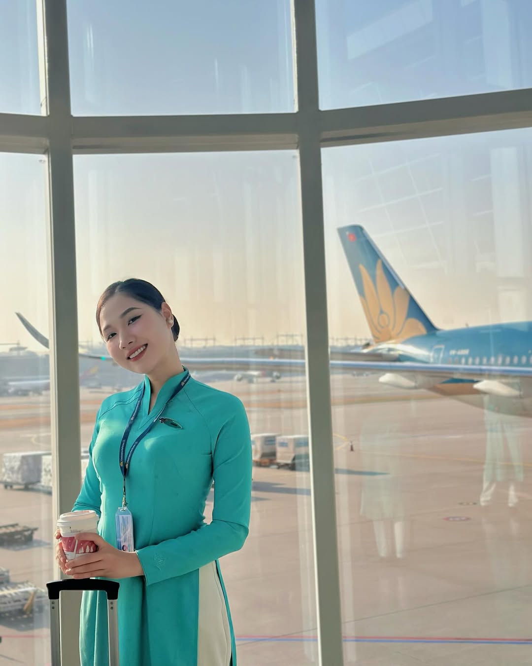 Thần thái quyến rũ và sức hút mãnh liệt từ tiếp viên Vietnam Airline xinh đẹp