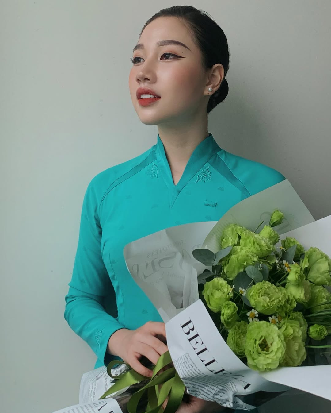 Nữ tiếp viên lôi cuốn người xem bởi nét đẹp xinh xắn ngọt ngào