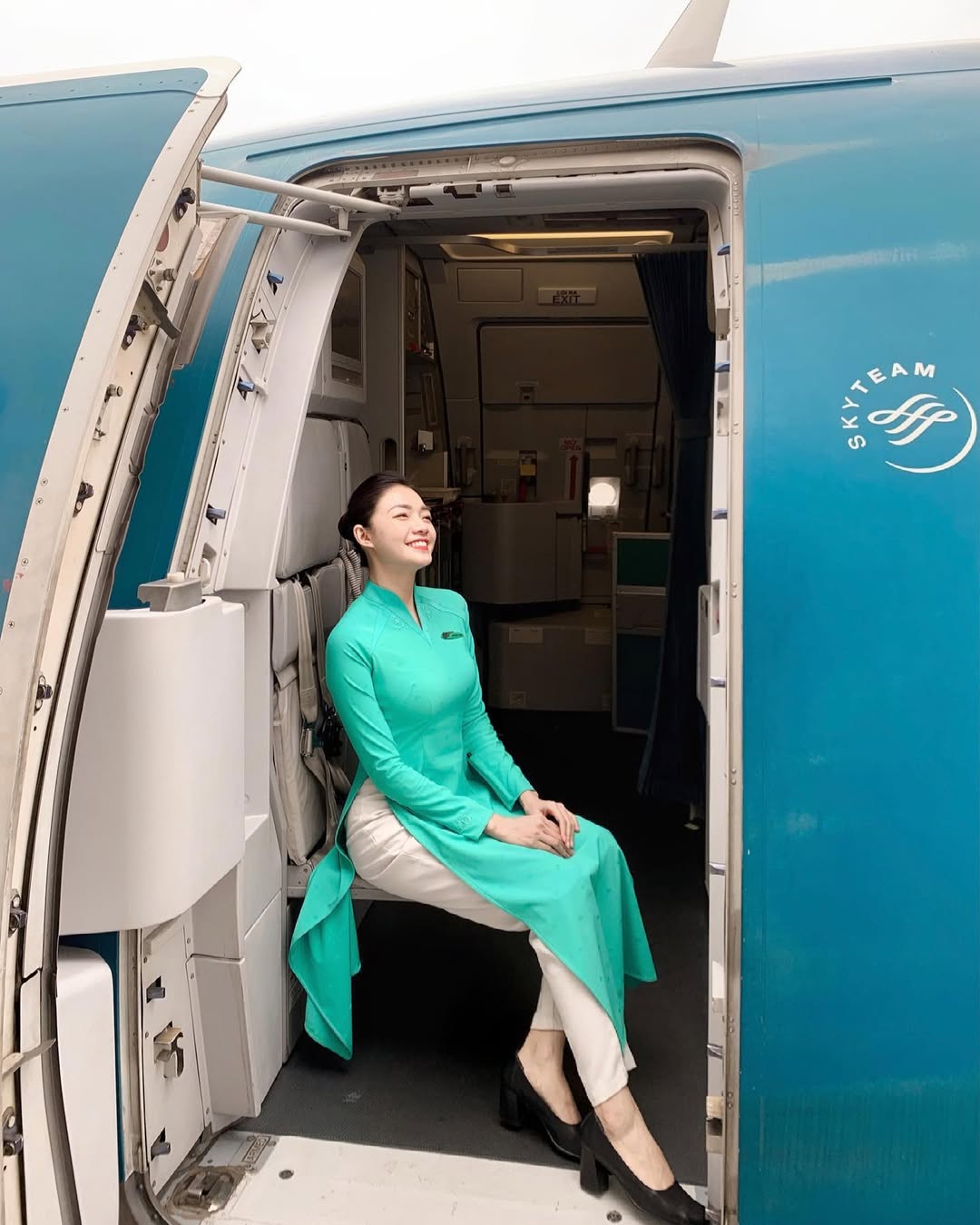 Tiếp viên Vietnam Airline xinh đẹp khoe vóc dáng siêu mẫu và thần thái 2026