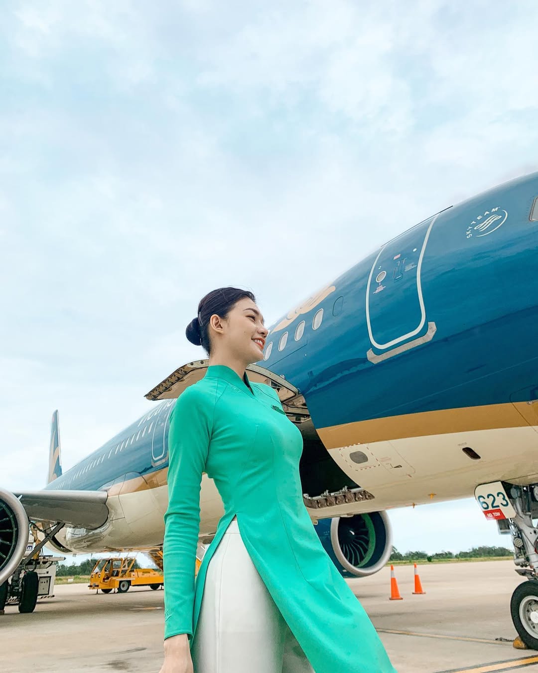 Tiếp viên VNA khoe nhan sắc cực phẩm vạn người mê trên chuyến bay