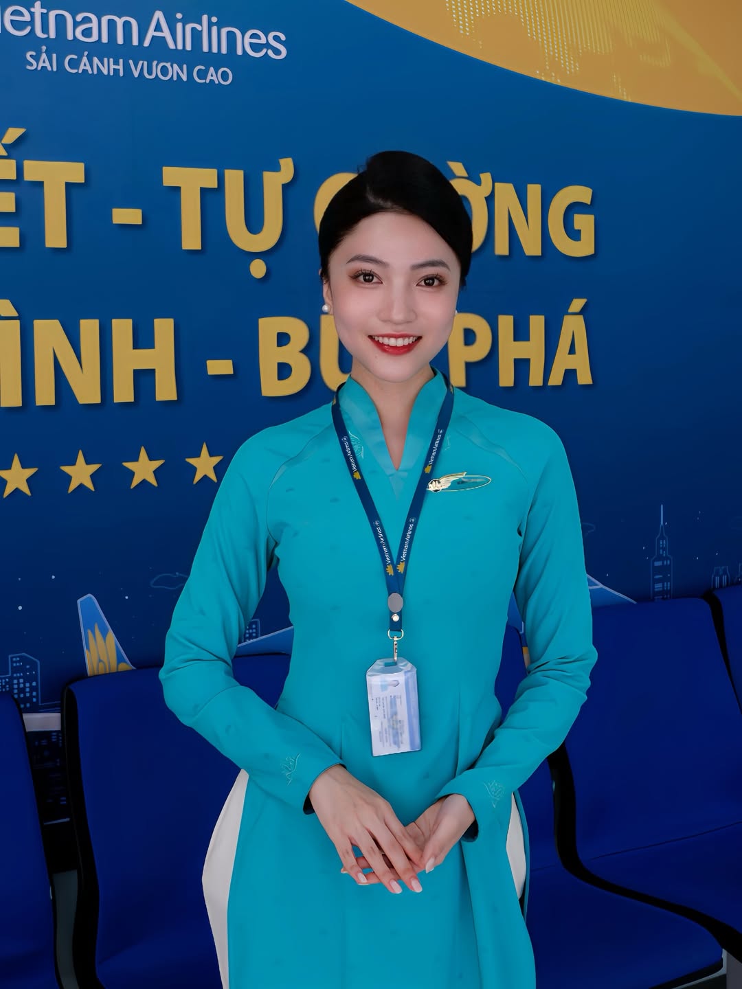 Nữ tiếp viên với diện mạo thu hút ánh nhìn trong mọi khung hình