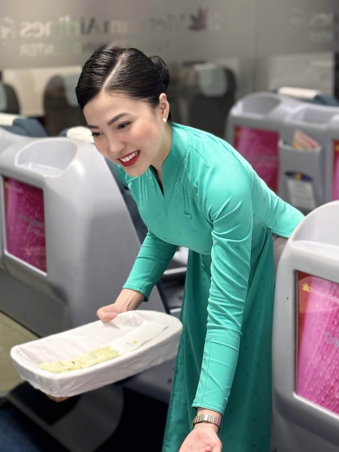 Sức cuốn hút khó cưỡng từ thần thái của tiếp viên xinh đẹp VNA