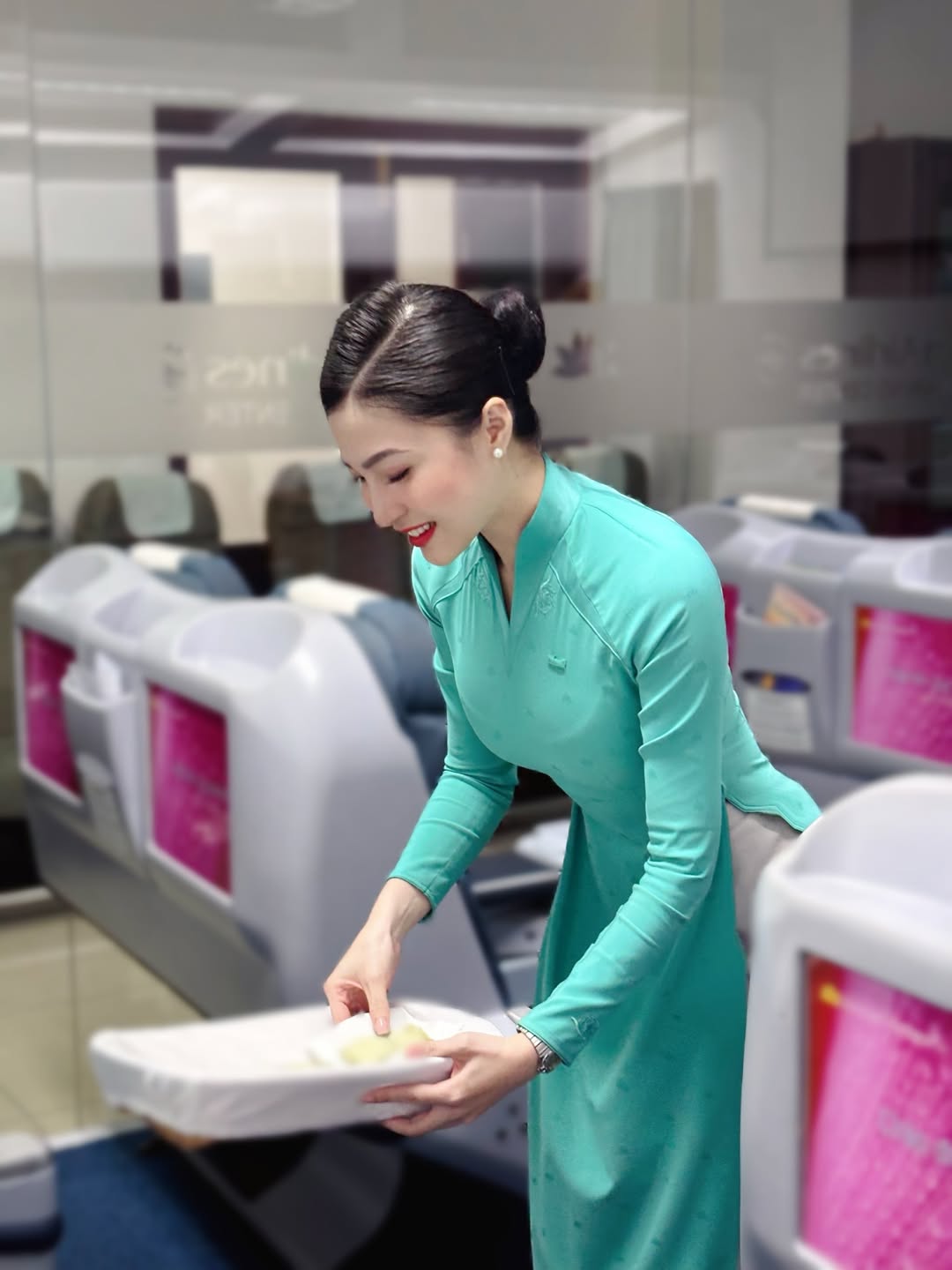 Nữ tiếp viên VNA khoe nụ cười rạng rỡ và làn da trắng mịn màng