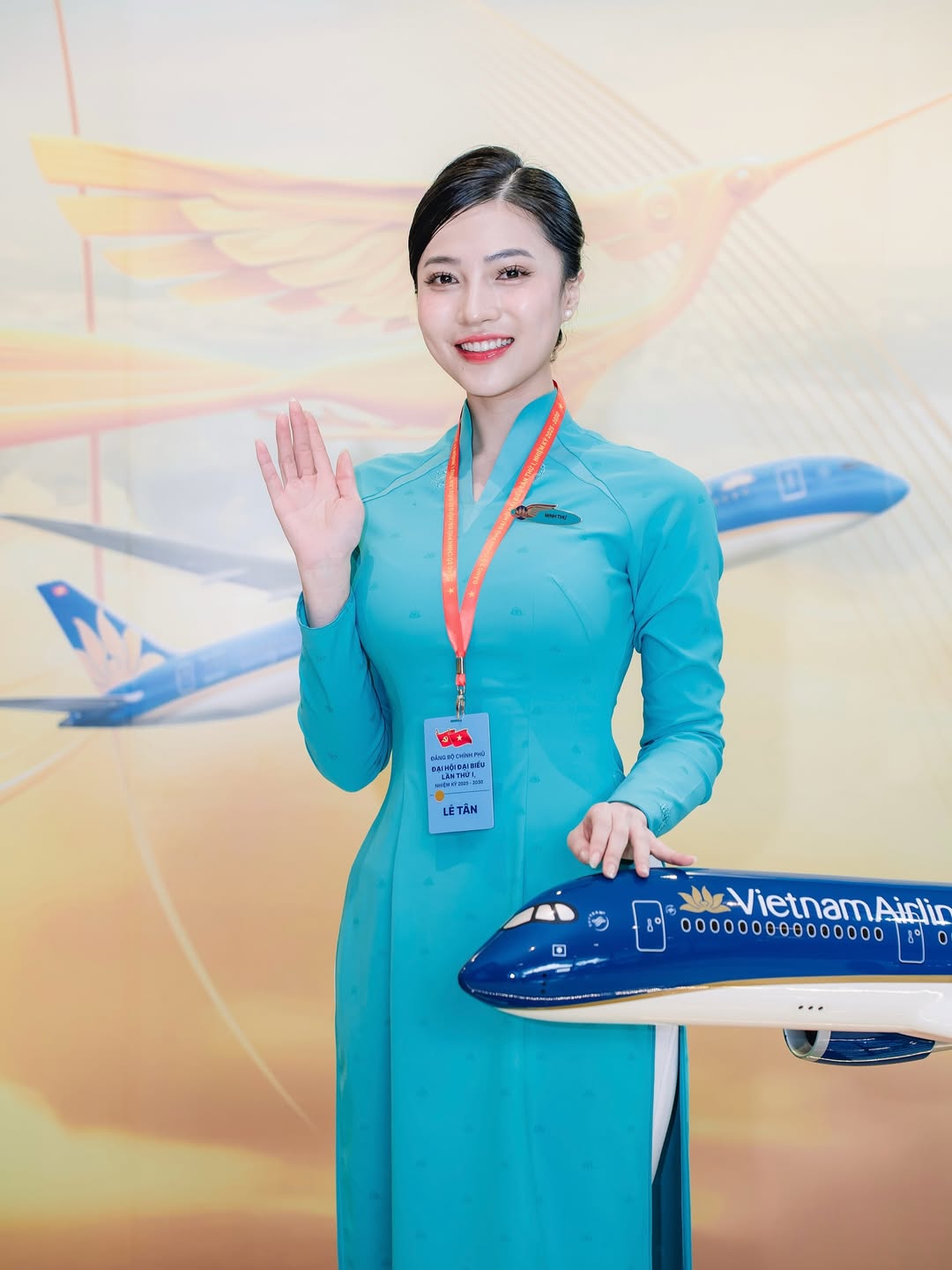 Tiếp viên Vietnam Airline xinh đẹp thu hút ánh nhìn bởi vóc dáng quyến rũ 4K