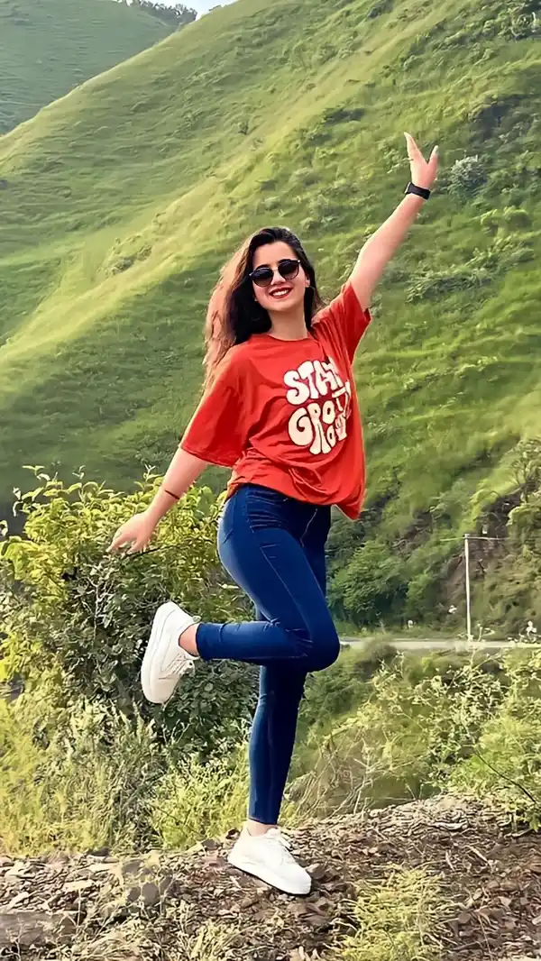 Stylish Girl DP 63