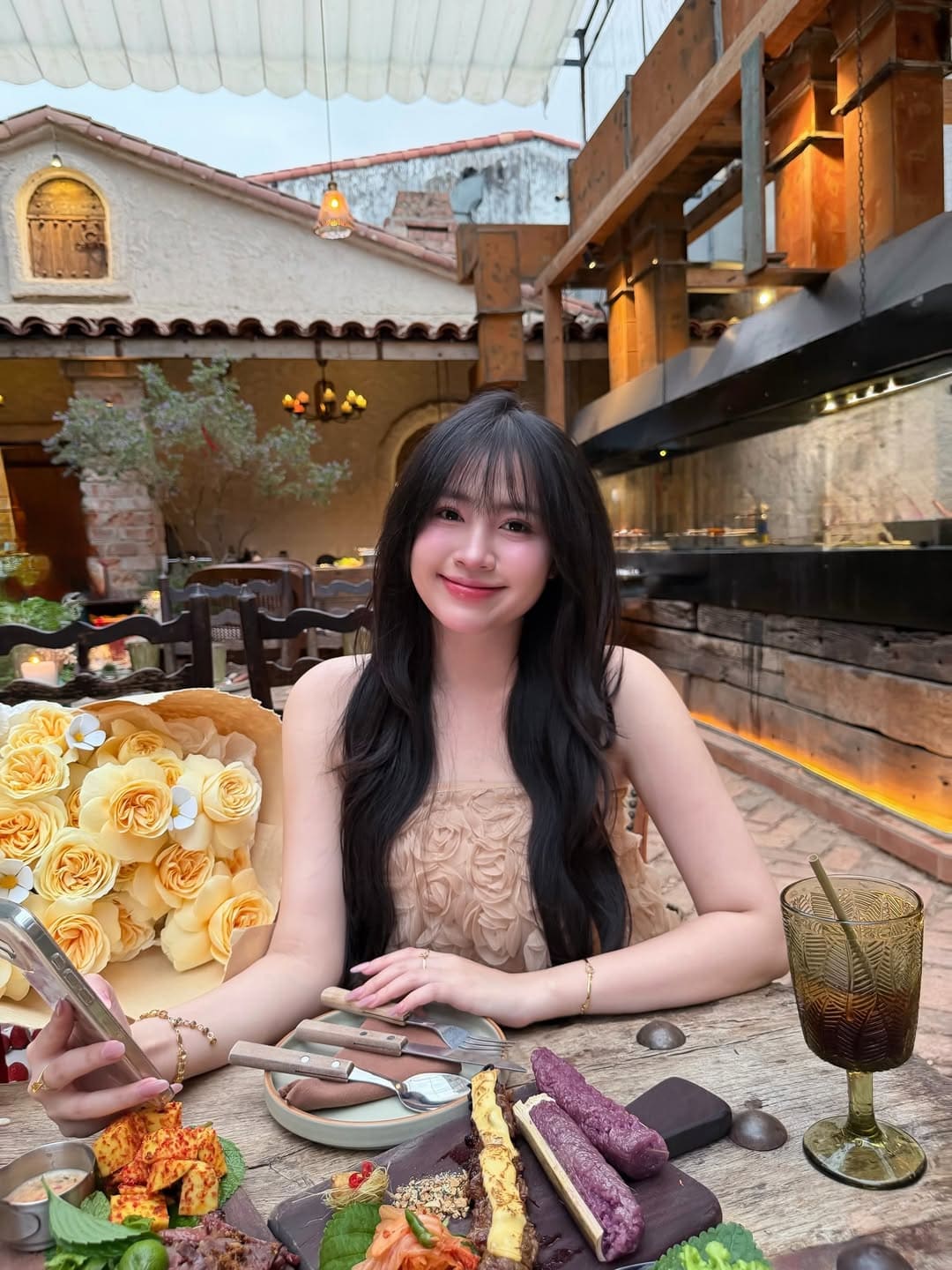 Thần thái lôi cuốn của gái xinh trên instagram khi dạo bước tại trung tâm thương mại