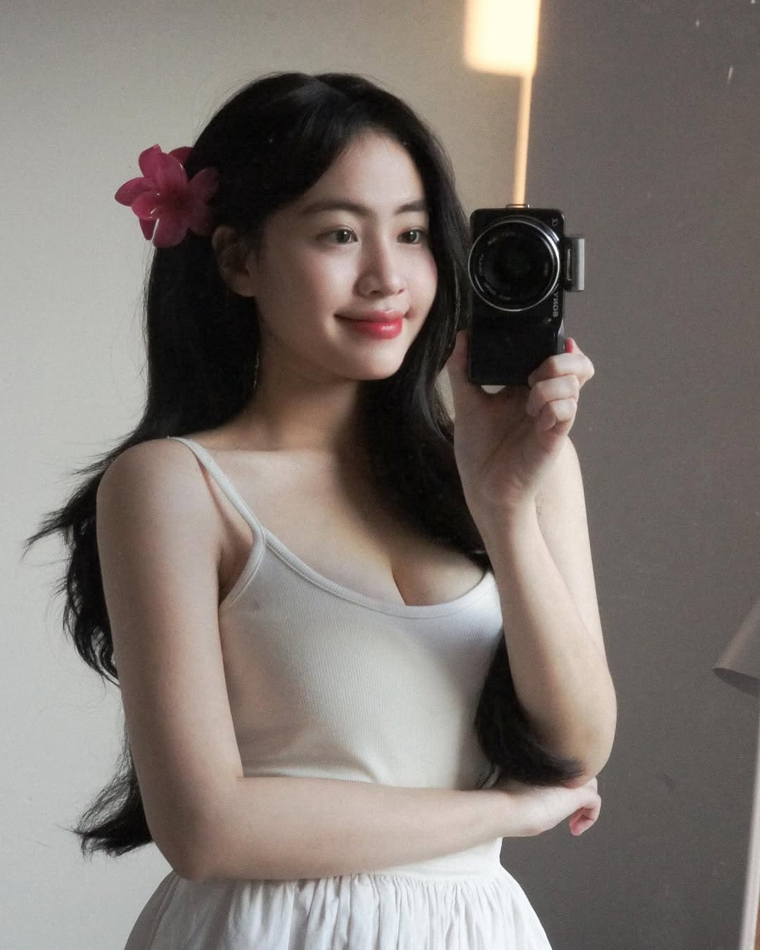 Thần thái lôi cuốn của hot girl instagram khi diện bikini nhỏ xíu bốc lửa